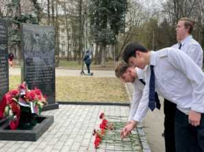 Цветы в память о жертвах нацизма 
