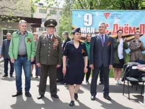 Гордо, в строю и с песней!